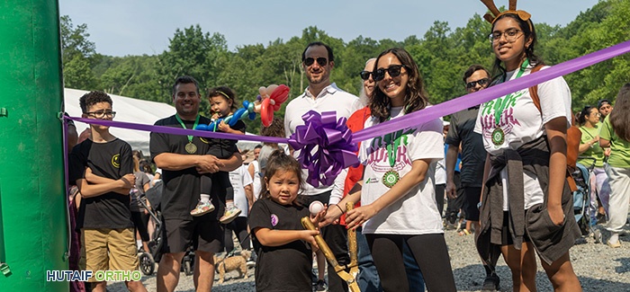 صورة لمرأة تستعد لممارسة الرياضة، مع شعار "استعد للحركة"