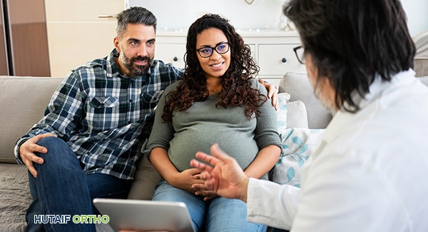 صورة ليد أم تمسك بيد طفلها، مع التركيز على أهمية التخطيط العائلي والرعاية الذاتية.