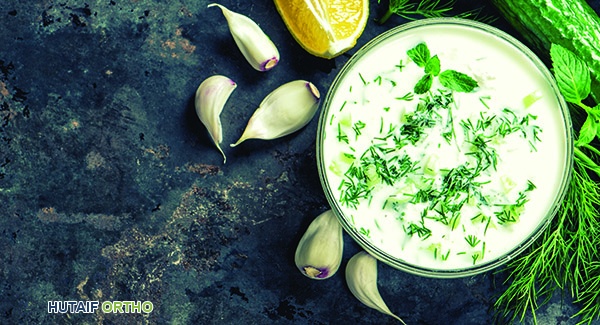 وجبات خفيفة صحية مع صلصة الزبادي بالأعشاب والثوم