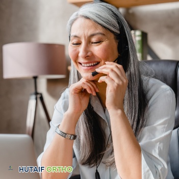 امرأة تبتسم وتنظر للأعلى، تعبر عن التفاؤل والأمل رغم التحديات الصحية