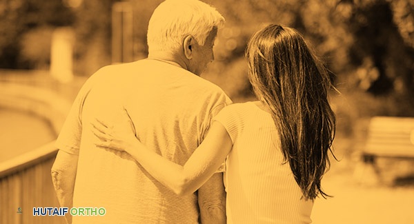 طفل يساعد والدته المصابة بالتهاب المفاصل في المهام اليومية