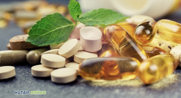 صورة توضيحية لطبيب يتحدث مع مريض حول خيارات العلاج، بما في ذلك المكملات