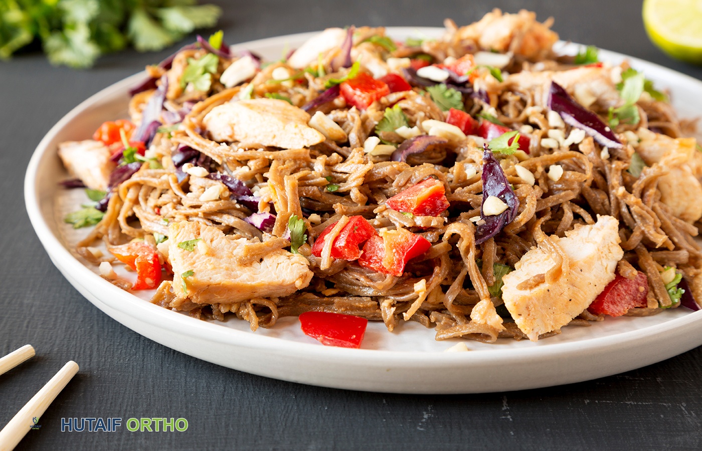 صورة توضيحية لوجبة صحية غنية بمضادات الالتهاب لدعم صحة المفاصل.