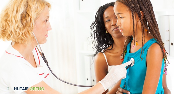 صورة توضيحية لـ التعامل مع تشخيص التهاب المفاصل اليفعي لدى طفلك: دليل شامل للوالدين