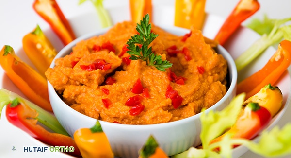 صورة توضيحية لوجبة صحية غنية بالبروتين ومضادة للالتهابات