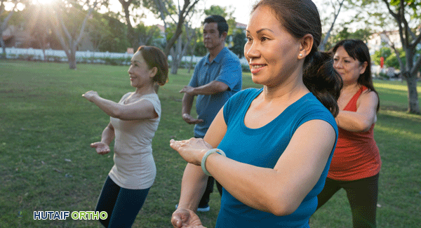 رجل يمارس التاي تشي لتحسين توازن الجسم والعقل