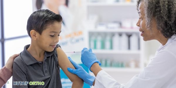 طفل يتلقى الرعاية الطبية مع صورة توضيحية للمفاصل المصابة بالتهاب المفاصل اليفعي