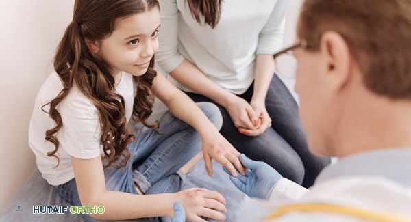 صورة توضيحية لمفصل ملتهب، تُظهر تأثير التهاب المفاصل مجهول السبب اليفعي