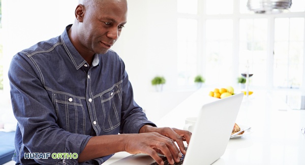 طفل يبتسم ويلعب الكرة في الهواء الطلق، يظهر النشاط البدني كجزء من الحياة الطبيعية