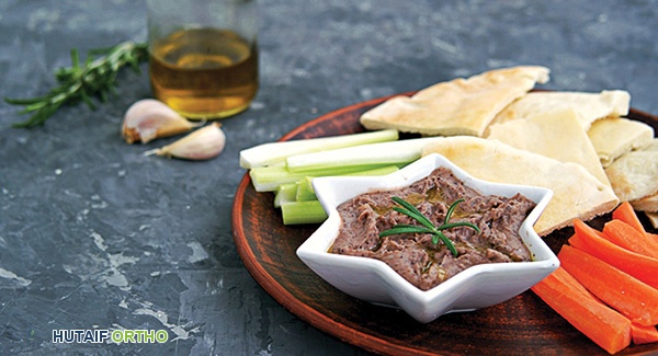 صورة لوجبة صحية غنية بالبروتين والألياف لدعم الصحة العامة للمرضى