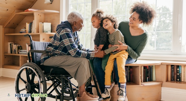 صورة ليدين متماسكتين، ترمز إلى الدعم والتعاون في رحلة التعايش مع التهاب المفاصل اليفعي