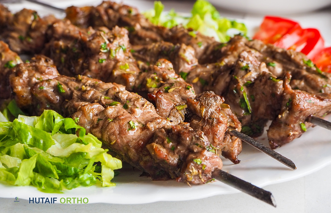 وجبة أسياخ لحم الضأن المتبلة الغنية بمضادات الالتهاب