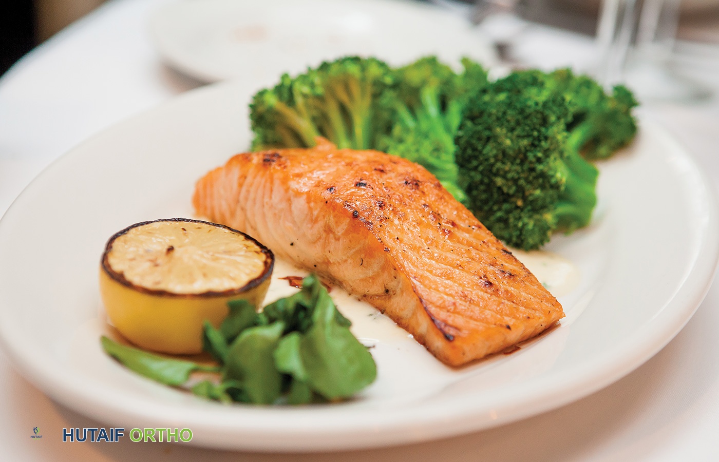 وجبة السلمون والبروكلي الصحية لدعم صحة المفاصل