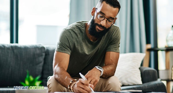 صورة لقاموس مصطلحات التأمين، مع عدسة مكبرة، ترمز إلى أهمية فهم المصطلحات المعقدة في عملية الاستئناف