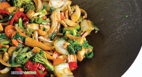 صورة توضيحية لـ دجاج المقلاة بالخضروات: وصفة صحية لمفاصل قوية ونصائح الأستاذ الدكتور محمد هطيف