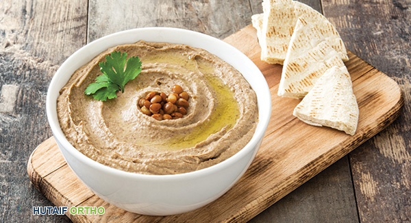 صورة توضيحية لـ خشونة الركبة: دليل شامل للوقاية والعلاج مع الأستاذ الدكتور محمد هطيف في صنعاء