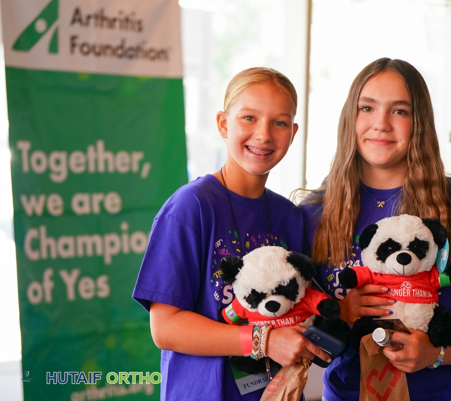 أخصائي روماتيزم يتحدث مع والدين حول خيارات علاج التهاب المفاصل عند أطفالهم