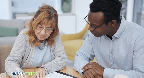 صورة توضيحية لـ التسجيل المفتوح 2026: أبرز التغييرات في التأمين الصحي ودليل المرضى مع الأستاذ الدكتور محمد هطيف