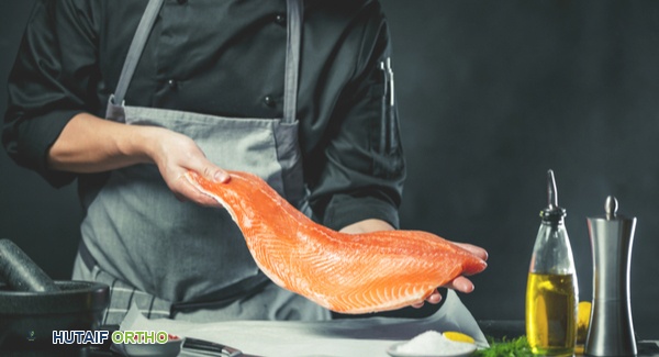 طبق سلمون مشوي صحي غني بأوميغا 3 لدعم صحة المفاصل