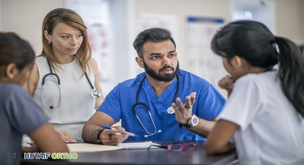 صورة توضيحية لـ فريق الرعاية الصحية لالتهاب المفاصل: دليلك الشامل نحو حياة أفضل