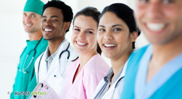 صورة توضيحية لـ فريقك الطبي المتكامل لعلاج التهاب المفاصل الصدفي: دليل شامل من الأستاذ الدكتور محمد هطيف
