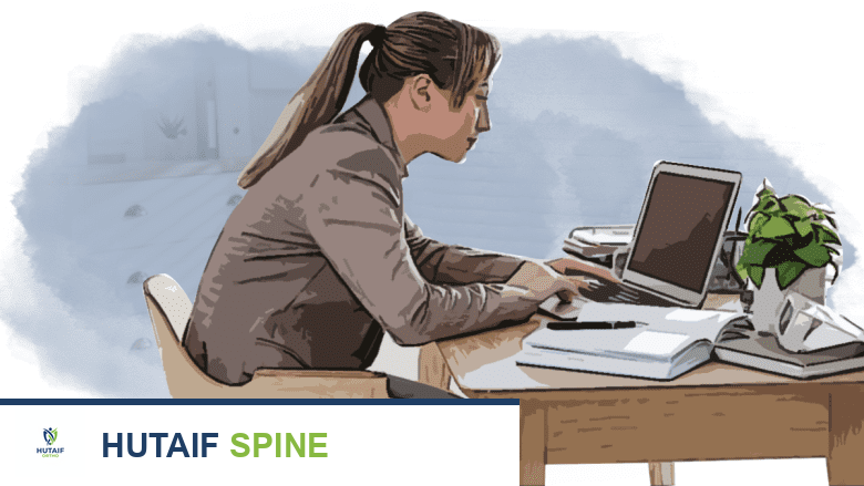 توضيح يظهر امرأة تجلس بوضعية خاطئة، مما يؤدي إلى إجهاد الرقبة المزمن.