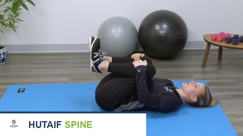 تمرين طريقة ماكنزي للظهر بالثني في وضعية الاستلقاء أو الركبة إلى الصدر