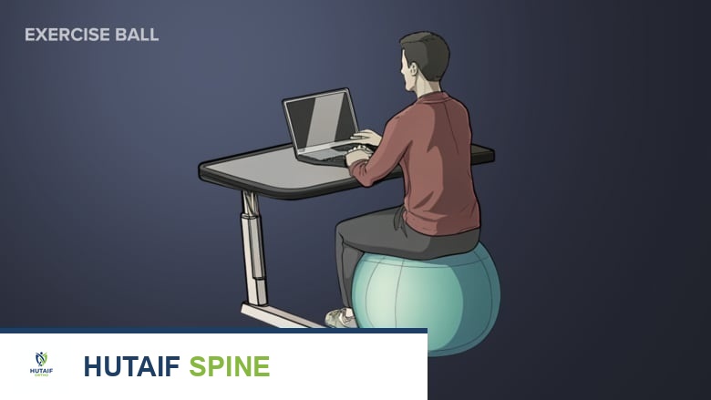 كرة التمرين المستخدمة ككرسي لتعزيز الجلوس النشط