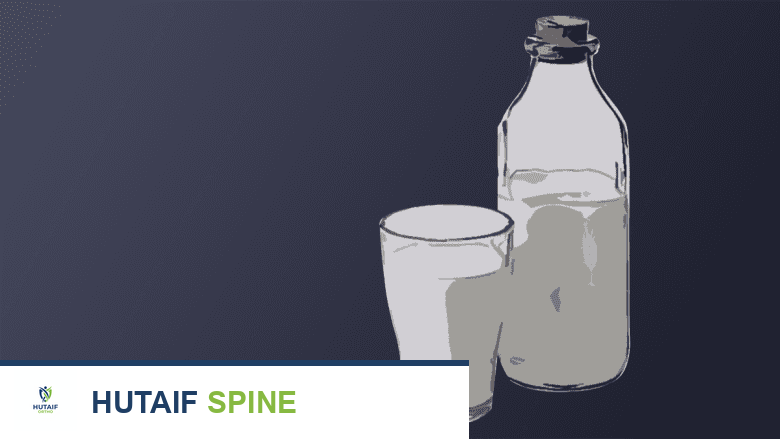 زجاجة وكوب من الحليب.