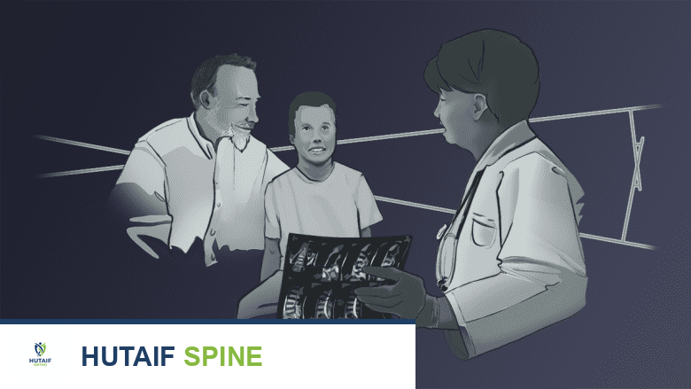 طبيب وطفل ينظران إلى صورة أشعة سينية معًا.