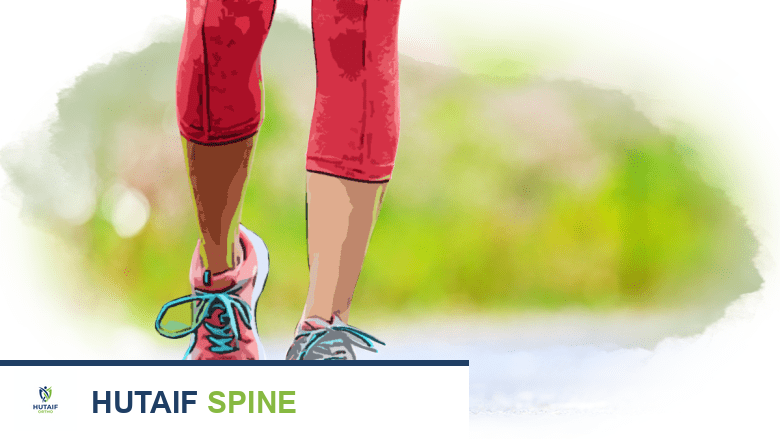 امرأة تمشي في مسار.