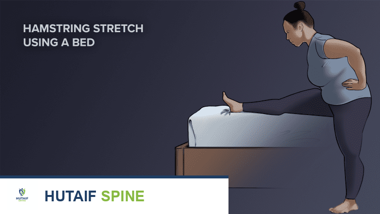 امرأة تقوم بإطالة أوتار الركبة باستخدام السرير.