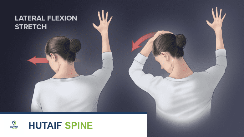 امرأة توضح تمرين إطالة العضلة الرافعة للكتف الجانبي.