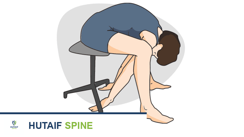 رسم توضيحي لامرأة تؤدي تمرين الثني وهي جالسة لتحسين قوة أسفل الظهر
