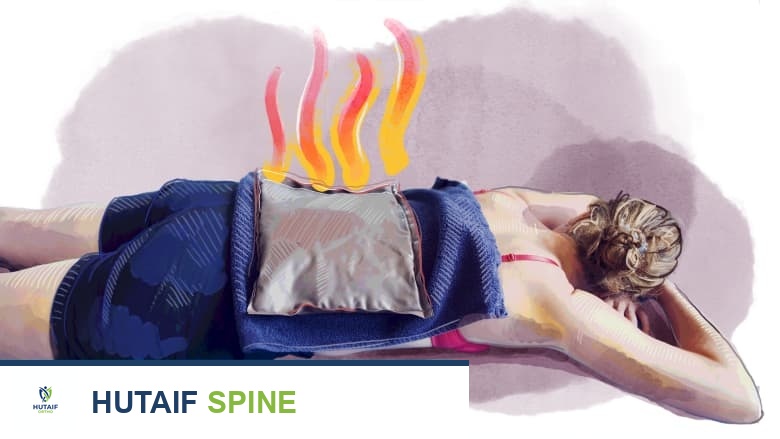 شخص يتلقى العلاج الحراري على أسفل الظهر.