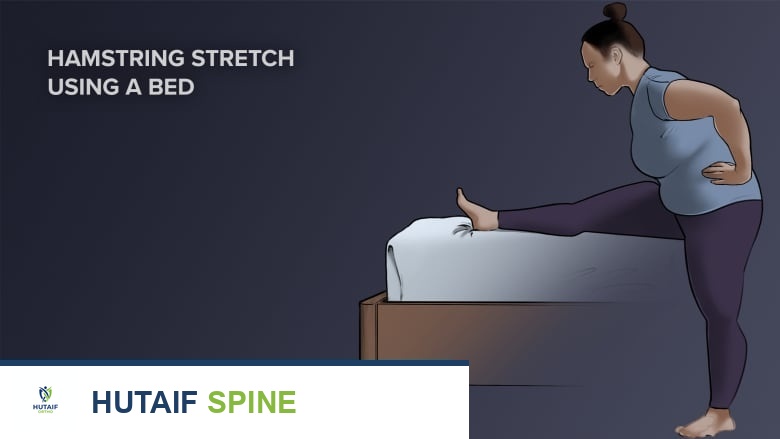 شخص يقوم بتمديد أوتار الركبة على السرير.