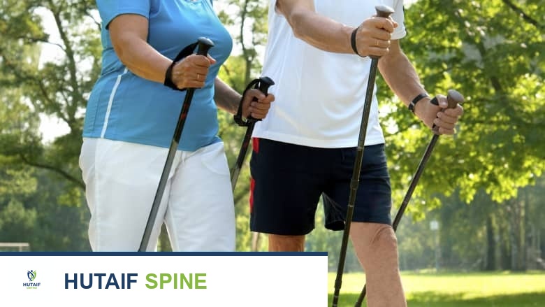 شخصان يمشيان.