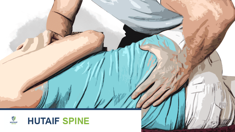 صورة لمتخصص في تقويم العمود الفقري يقوم بإجراء تعديل للفقرات القطنية لامرأة.