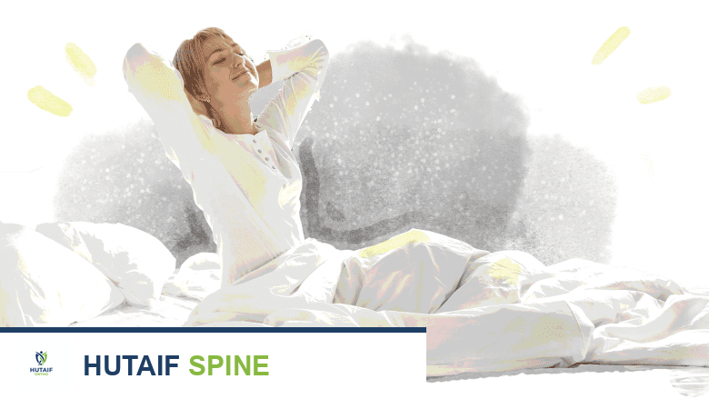 امرأة تستيقظ بعد الراحة.