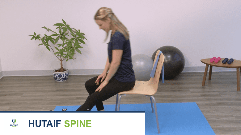 معالج يوضح تمارين الإطالة.