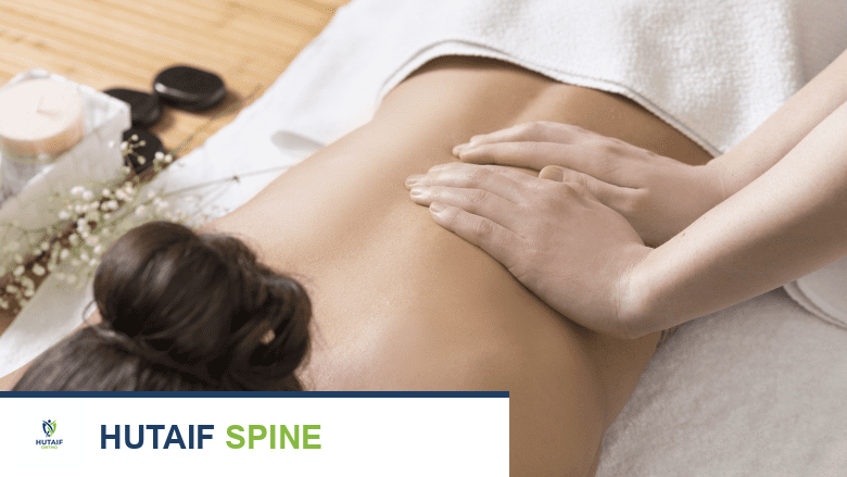 امرأة تتلقى علاجًا بالتدليك.