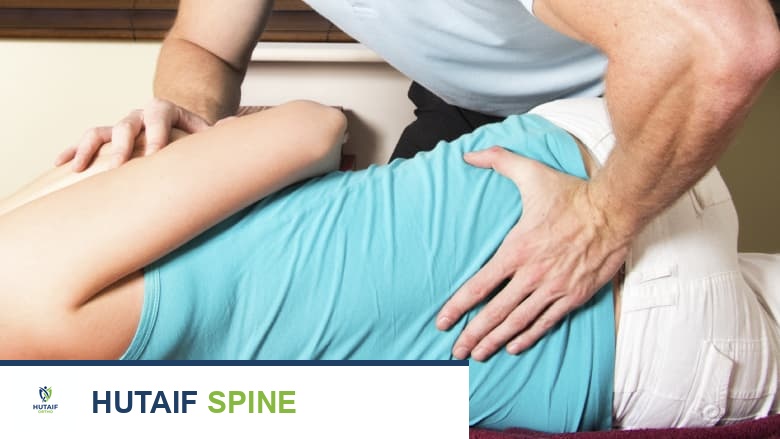 التلاعب اليدوي الذي يقوم به أخصائي تقويم العمود الفقري قد يساعد في تحسين محاذاة العمود الفقري.