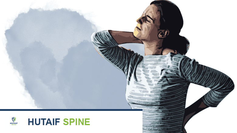 صورة لامرأة تمسك رقبتها وظهرها بألم.