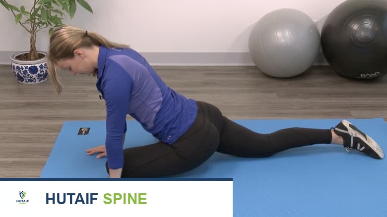 امرأة تؤدي تمرين إطالة الكمثري من 4 نقاط على حصيرة اليوغا.