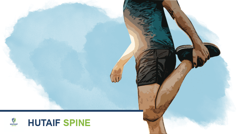 رجل يقوم بتمارين الإحماء في الحديقة استعدادًا للمشي