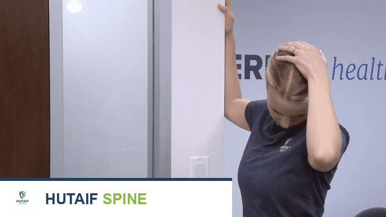 صورة لمعالج فيزيائي يقوم بتمرين إطالة للرقبة.