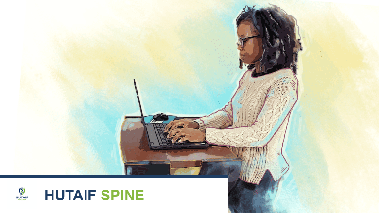 امرأة تستخدم مكتبًا واقفًا.