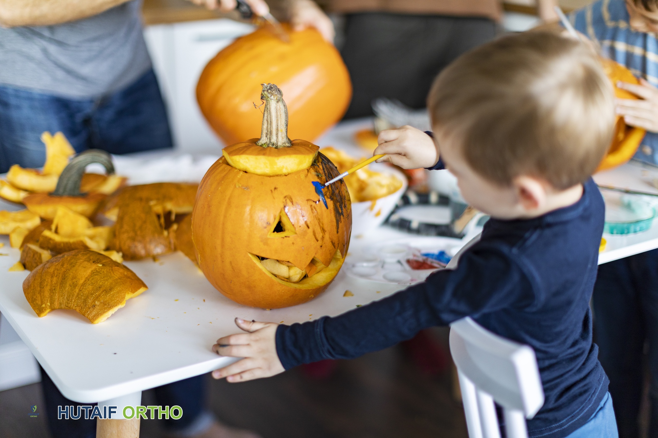 صورة توضيحية لـ سلامة الهالوين: نصائح الأستاذ الدكتور محمد هطيف للوقاية من الإصابات العظمية