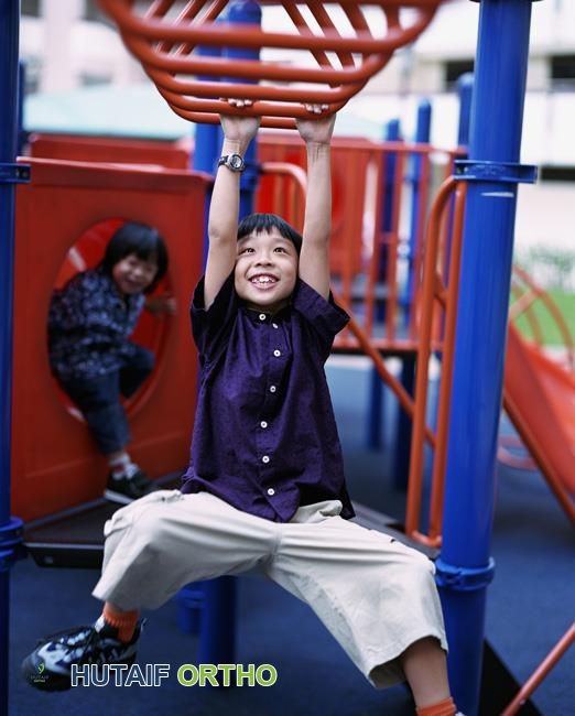 صورة لطفل على قضبان التسلق (المونكي بار)