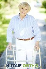 صورة توضيحية لـ دليل شامل لاستخدام العكازات والعصي والمشايات بأمان وفعالية